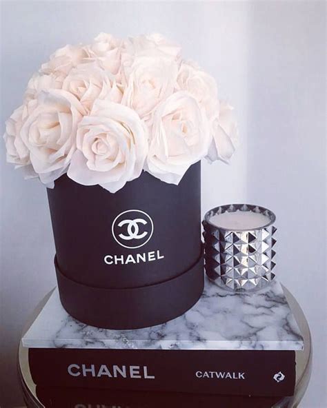 chanel box flowers